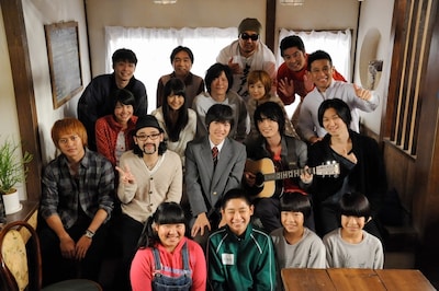 「11人もいる！」のキャストに囲まれ、すっかり真田家の一員状態のNICO Touches the Wallsの4人。