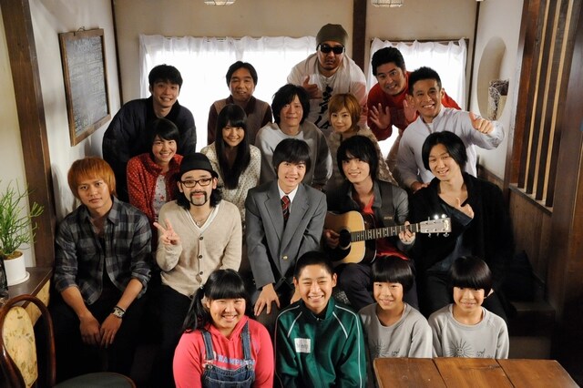 「11人もいる！」のキャストに囲まれ、すっかり真田家の一員状態のNICO Touches the Wallsの4人。