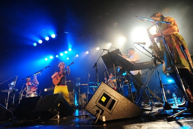 アットホームな空気に包まれた「live house live」の様子（撮影：TEPPEI）