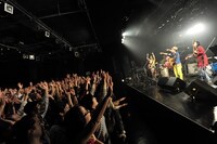 ライブ終盤のセッションの様子（撮影：TEPPEI）。