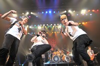 アンコールで「せつなさを殺せない」を歌う吉川晃司、早乙女光、綾小路翔（撮影：小川舞）。