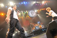 吉川に銅鑼キックをお願いする綾小路（撮影：小川舞）。