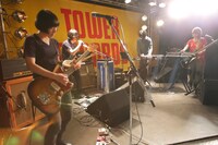 写真は12月1日に行われたLAMAインストアライブの様子。（Photo by 野沢大介）