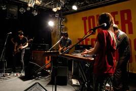 LAMAレコ発ライブでアルバム「New!」の世界観再現