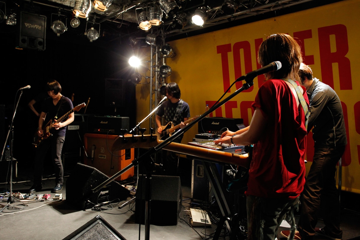 写真は12月1日に行われたLAMAインストアライブの様子。（Photo by 野沢大介）