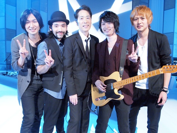収録現場での稲垣潤一とNICO Touches the Walls。