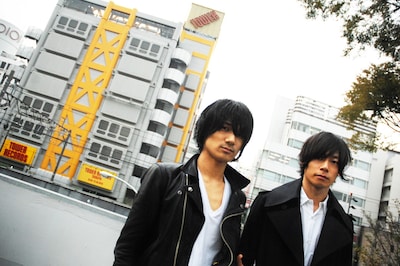 佐々木亮介（写真左）と川上洋平（写真右）。