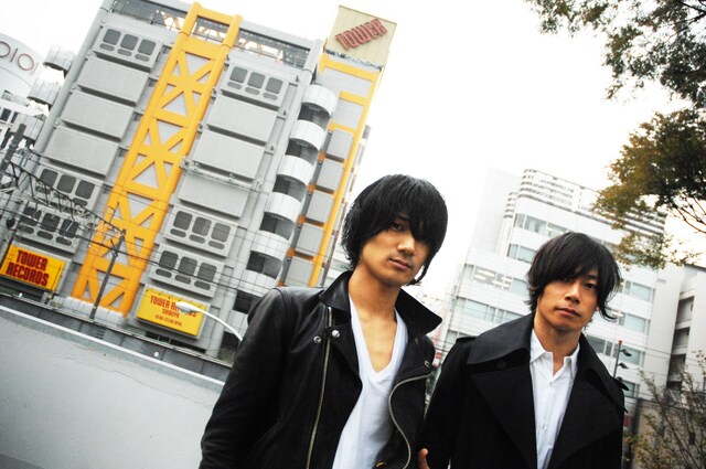 佐々木亮介（写真左）と川上洋平（写真右）。