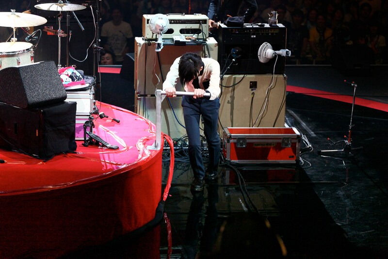 ドラムセットを自ら回転させるMARCY。（撮影：橋本塁【SOUND SHOOTER】）