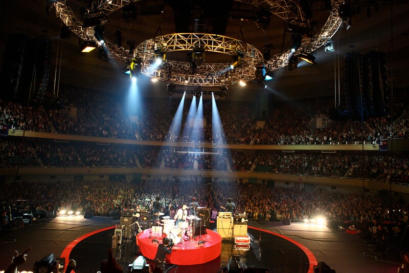 ドラムセットのみ後方に向けて「I'M IN LOVE WITH YOU」を演奏するTHE BAWDIES。（撮影：橋本塁【SOUND SHOOTER】）