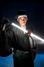 仕事人・歌い屋のジェロ。