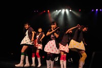 半袖の省エネスーツ風ジャケットを羽織り、新曲「労働讃歌」を歌うももいろクローバーZ。