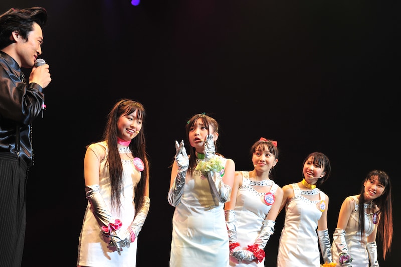 「@川島プロダクション」の社長・川島(写真左端)と話すUFI。キャバ嬢兼アイドルのゴリナ(右端)は川島の恋人ながら、この日が初対面だった。