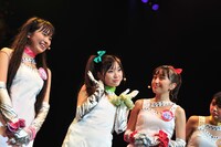 自由奔放なハーフガール・キャサリン（写真左から2番目）。カタコトの日本語はアメリカ訛りのはずなのに、なぜか中国人風。