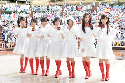よみうりランドに集まったファンを背にフォトセッションに挑む渡り廊下走り隊7。