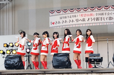 「希望山脈」をパフォーマンスする渡り廊下走り隊7。