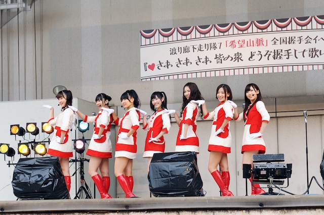 「希望山脈」をパフォーマンスする渡り廊下走り隊7。