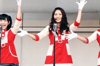 写真左から渡辺麻友、菊地あやか。