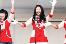 写真左から渡辺麻友、菊地あやか。