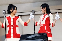 写真左から平嶋夏海、渡辺麻友。