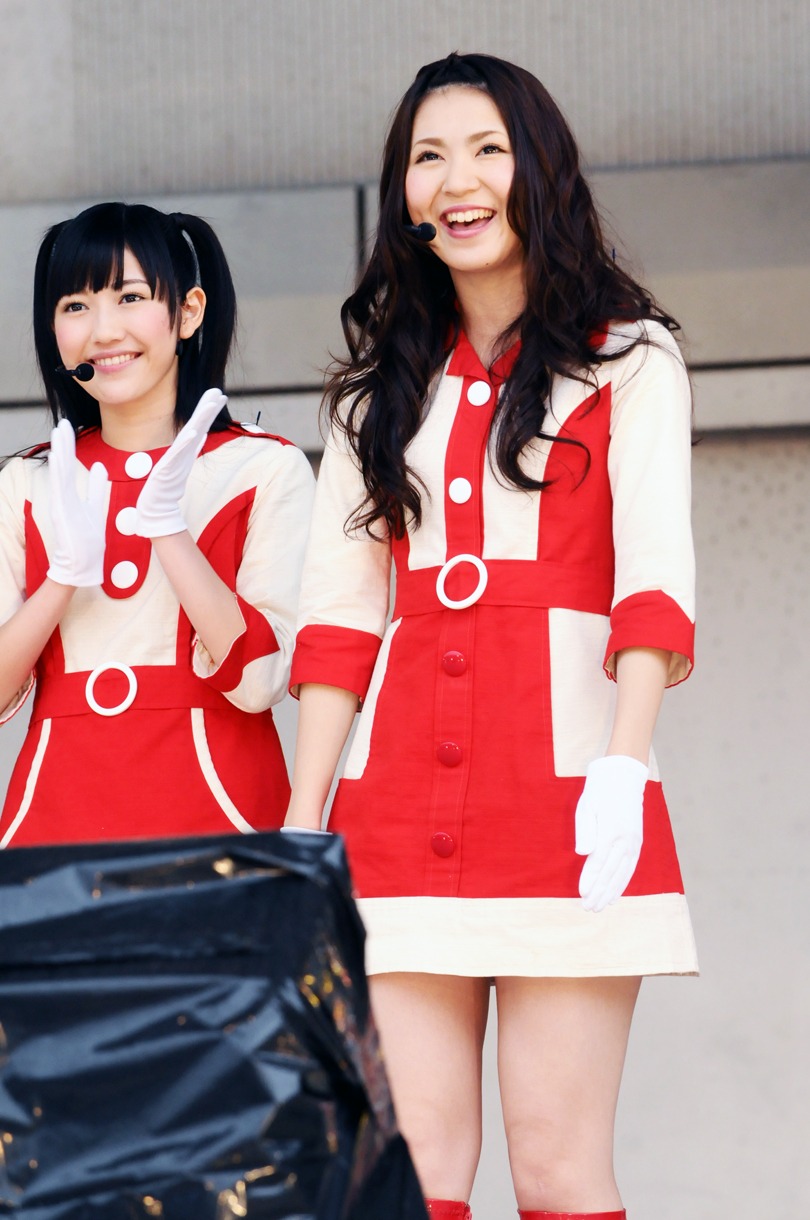 写真左から渡辺麻友、菊地あやか。