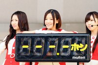 写真左から菊地あやか、仲川遥香、岩佐美咲。