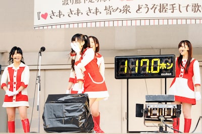 大声コンテストでは、まず渡辺麻友（写真中央）が見本を披露。「晴れろ！」と叫び、117ホンを記録した。