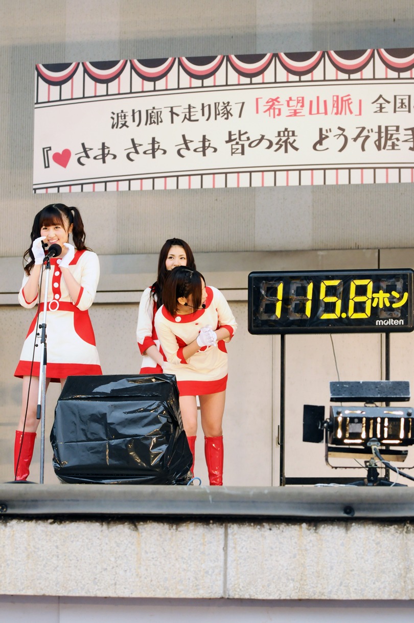 「おなか空いた！」と絶叫する小森美果（写真左）。