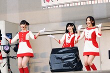 写真左から多田愛佳、渡辺麻友、仲川遥香。