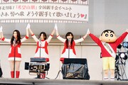 「希望山脈」を渡り廊下走り隊7と一緒に踊るのはらしんのすけ（写真右）。