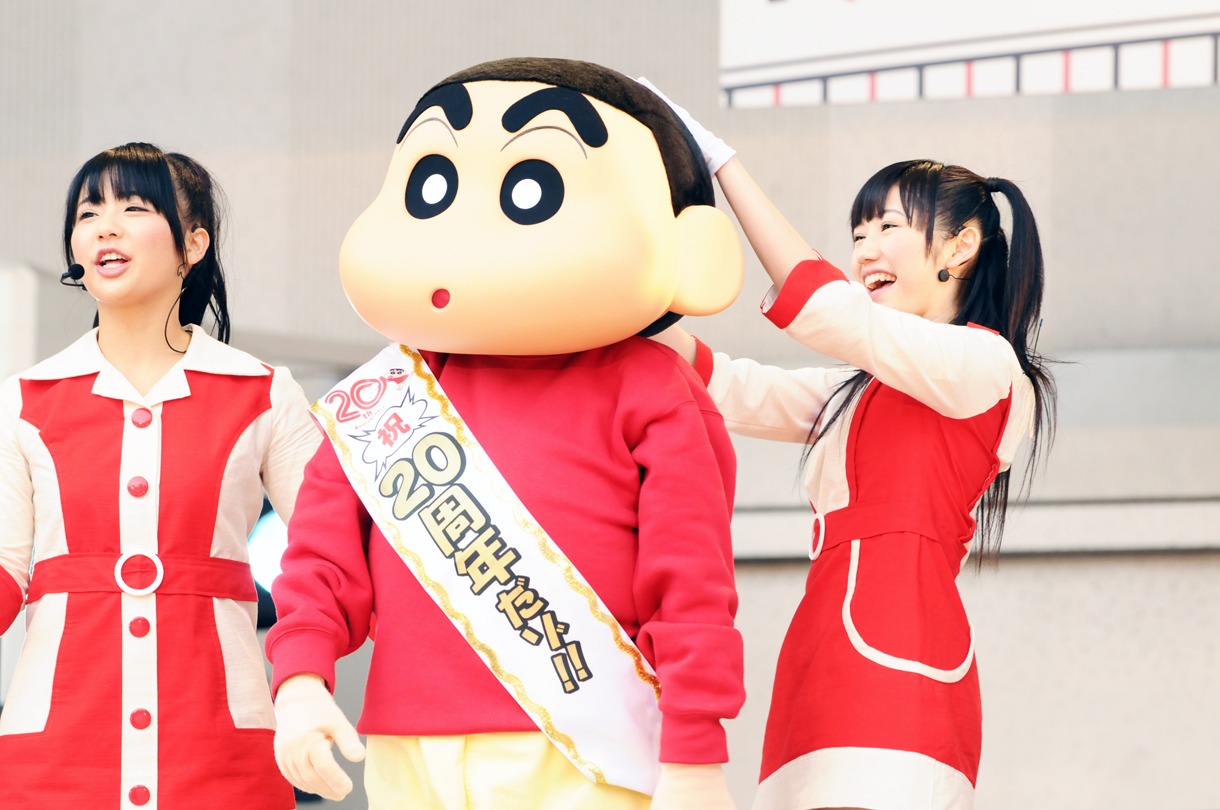 突然のしんちゃん（写真中央）登場に喜ぶ渡辺麻友（右）と平嶋夏海（左）。