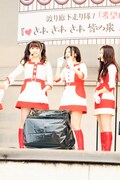 写真左から小森美果、仲川遥香、菊地あやか。