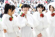 写真左から平嶋夏海、多田愛佳、渡辺麻友、仲川遥香。