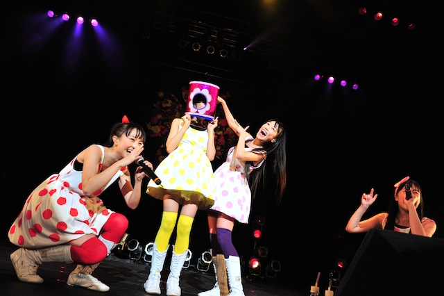 新曲「サンタさん」で高城れに＆玉井詩織（写真中央）が見せた「あったまぐるぐる」芸。