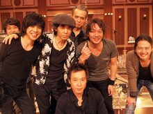 スタジオで「ブン・ブン・ブン」を演奏し終えたエレファントカシマシとサポートメンバー、そして仲井戸"CHABO"麗市。