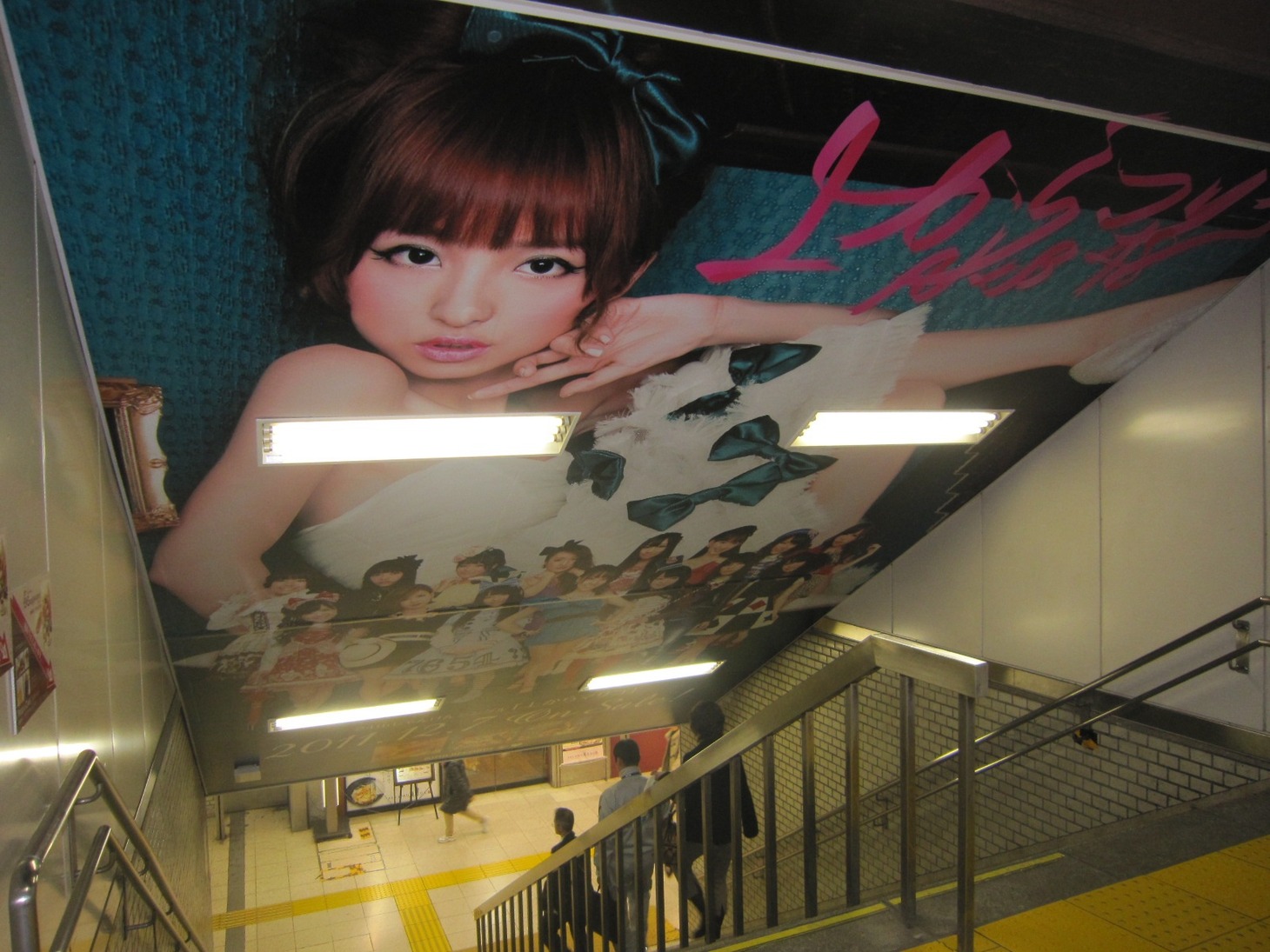 JR渋谷駅北口改札外付近にある階段の天井に貼られた「上からマリコ」巨大ポスター。