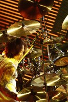 写真は12月4日のライブのyukihiro（Dr）。