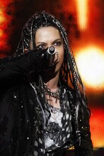 写真は12月4日のライブのhyde（Vo）。