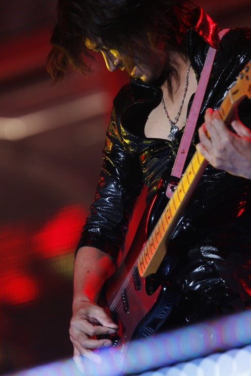 写真は12月4日のライブのken（G）。