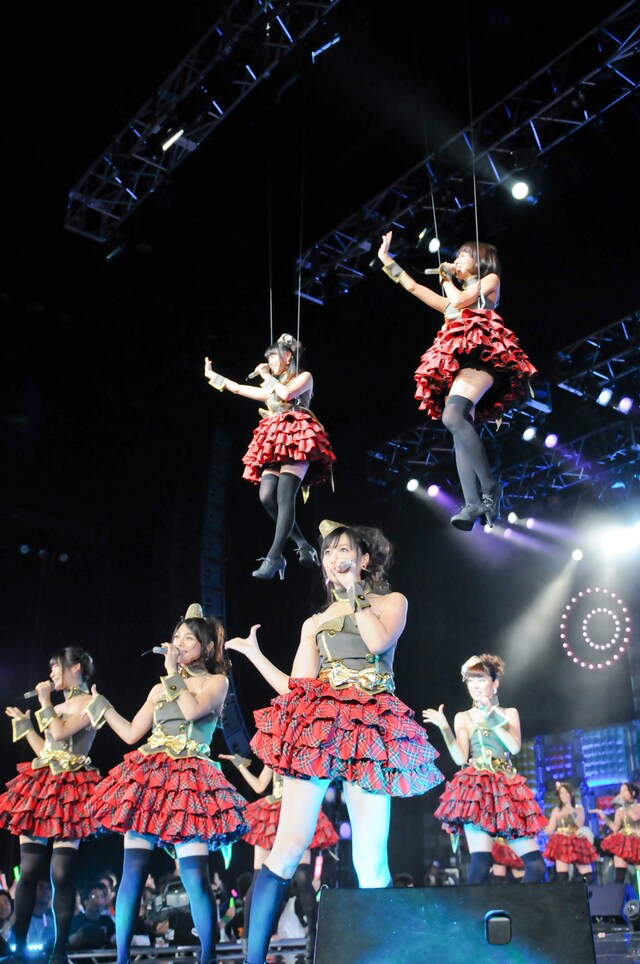 「Don't think. Feel!!!」で空中浮遊する遠藤舞と大川藍。