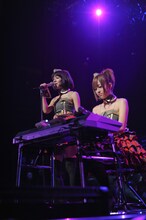 写真左から遠藤舞、菊地亜美。