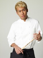 俳優＆ドラマーという新たな顔に挑戦している川畑要。彼が演じる藤沢剛は「3時のビールは、俺のおやつだ」と話す、タンクトップがトレードマークのマッチョマンだ。