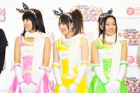 写真左から平田璃香子（ももキュイン）、小野晴香（きキュイン）、古川愛李（みどキュイン）。
