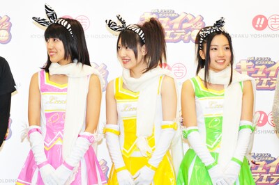写真左から平田璃香子（ももキュイン）、小野晴香（きキュイン）、古川愛李（みどキュイン）。