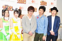 囲み取材の様子。