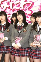 写真左から渡辺美優紀、山本彩、山田菜々。