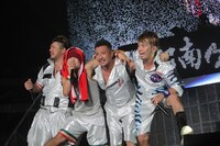 全国ツアー「風伝説 ～大暴風興行夏場所 八百長なしの真剣勝負！金銀天下分け目の天王山 TOUR 2011～」の様子。