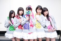 フルジップパーカー「“首” -SYU-」は5人が着用している推しメンカラー5色と、ブラック×ピンクの箱推しカラーの計6タイプがある。