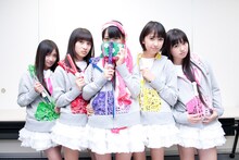 各自担当カラーの「“首” -SYU-」を羽織ったももいろクローバーZ。