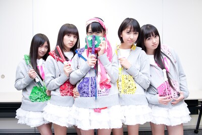 フルジップパーカー「“首” -SYU-」は5人が着用している推しメンカラー5色と、ブラック×ピンクの箱推しカラーの計6タイプがある。